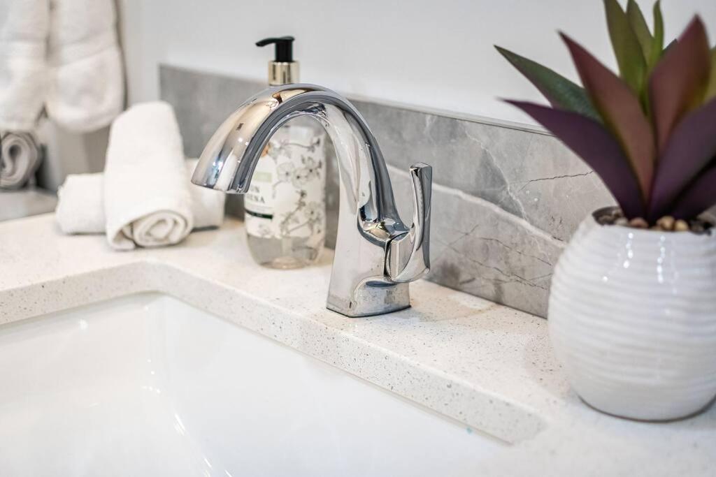 Stylish Suite-nearwem-4 Bed-central Holiday home